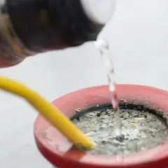 Gorąca woda zalewa susz w naczyniu do yerba mate. Czy yerba mate podnosi ciśnienie? To pytanie nurtuje wielu miłośników tego napoju.