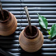 Dwa naczynia do yerba mate z bombillami, gotowe do zaparzenia. Dowiedz się, jak czyścić bombille, by cieszyć się smakiem.