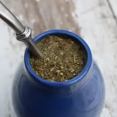 Niebieskie naczynie z yerba mate i metalową bombillą. Napar może być pomocny w kontroli cukrzycy.