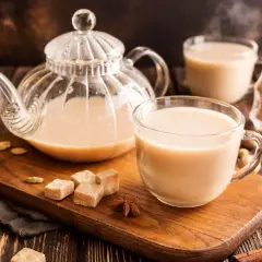 Aromatyczna herbata z mlekiem, podana z cukrem i przyprawami, rozgrzewa i poprawia nastrój.