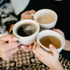 Trzy kubki: jeden z kawą, drugi z herbatą, trzeci z mlecznym napojem. Kawa czy herbata? Wybór należy do Ciebie.
