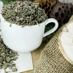 Zielona herbata Gunpowder w filiżance, gotowa do zaparzenia.