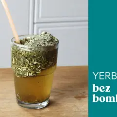 Szklanka z yerba mate i słomką. Jak pić yerba mate bez bombilli? To proste, wystarczy słomka!
