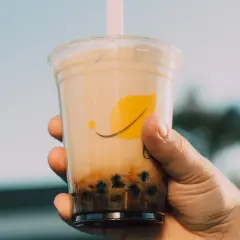 Pyszne bubble tea w domu, z bąbelkami i słodkim smakiem. Idealne na relaks.