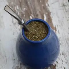 Niebieska tykwa z yerba mate i metalową bombillą. Idealna na początek przygody z tym napojem.