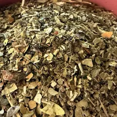 Suszone liście yerba mate w różowych naczyniu. Czy yerba odwadnia? To pytanie nurtuje wielu miłośników tego napoju.