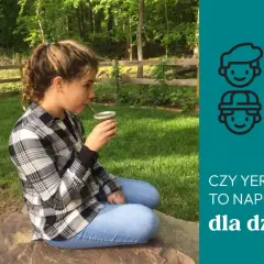 Dziewczynka pije yerba mate. Czy yerba mate od ilu lat jest odpowiednia dla dzieci?