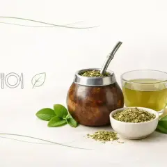 Niska zawartość yerba mate kcal. Tradycyjny naczynie z bombillą, filiżanka naparu i miseczka suszu, otoczone listkami mięty.