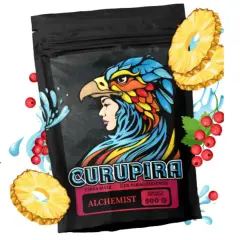 Opakowanie yerba mate Curupira Alchemist z wizerunkiem kobiety w pióropuszu orła, otoczone plasterkami ananasa i czerwonymi porzeczkami.