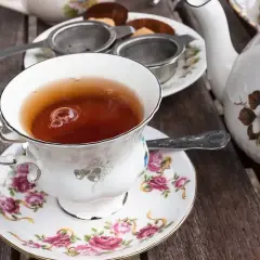 Elegancka filiżanka z parującą czarną herbatą, idealna do delektowania się chwilą. Dowiedz się, ile parzyć czarną herbatę, by uzyskać najlepszy smak.
