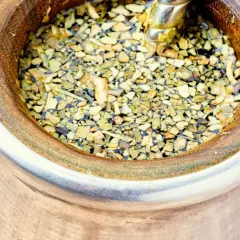 Naczynie z yerba mate, gotowe do picia. Zastanawiasz się, ile yerby dziennie jest dla Ciebie najlepsze?