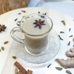 Aromatyczne chai, czyli co to jest? Gorący napój z mlekiem, imbirem, cynamonem i gwiazdką anyżu.