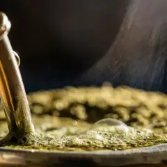 Gorąca yerba mate, z której unosi się para. Czy yerba jest rakotwórcza? Badania sugerują, że spożywanie bardzo gorących napojów może zwiększać ryzyko.