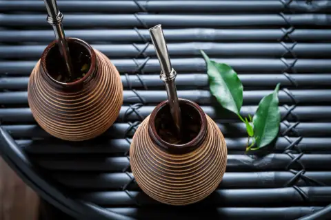 Dwa naczynia do yerba mate z bombillami, gotowe do zaparzenia. Dowiedz się, jak czyścić bombille, by cieszyć się smakiem.