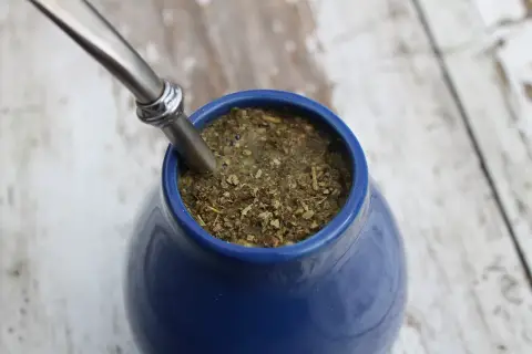 Niebieskie naczynie z yerba mate i metalową bombillą. Napar może być pomocny w kontroli cukrzycy.