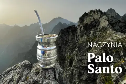 Srebrne naczynie do yerba mate Palo Santo na tle górskich szczytów.