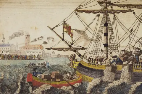Bostonskie picie herbaty: ludzie wyrzucają skrzynie z herbatą do wody z pokładu statku, w tle miasto i tłum.