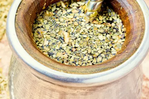 Naczynie z yerba mate, gotowe do picia. Zastanawiasz się, ile yerby dziennie jest dla Ciebie najlepsze?