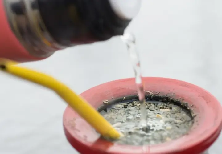 Gorąca woda zalewa susz w naczyniu do yerba mate. Czy yerba mate podnosi ciśnienie? To pytanie nurtuje wielu miłośników tego napoju.