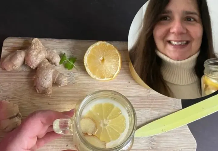 Kobieta przygotowuje orzeźwiającą herbatę z imbirem i cytryną. Na desce leżą świeże korzenie imbiru i plaster cytryny.