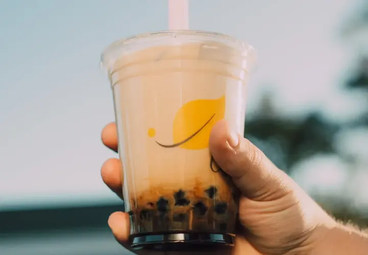 Pyszne bubble tea w domu, z bąbelkami i słodkim smakiem. Idealne na relaks.