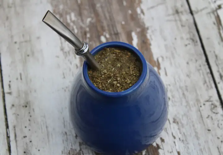 Niebieska tykwa z yerba mate i metalową bombillą. Idealna na początek przygody z tym napojem.