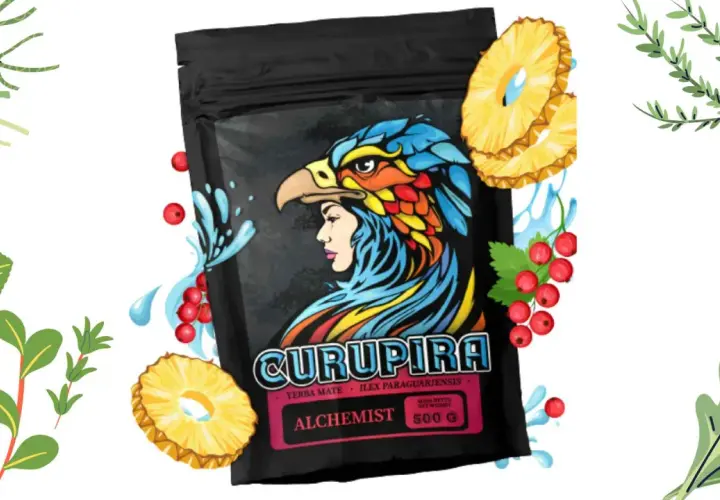 Opakowanie yerba mate Curupira Alchemist z wizerunkiem kobiety w pióropuszu orła, otoczone plasterkami ananasa i czerwonymi porzeczkami.