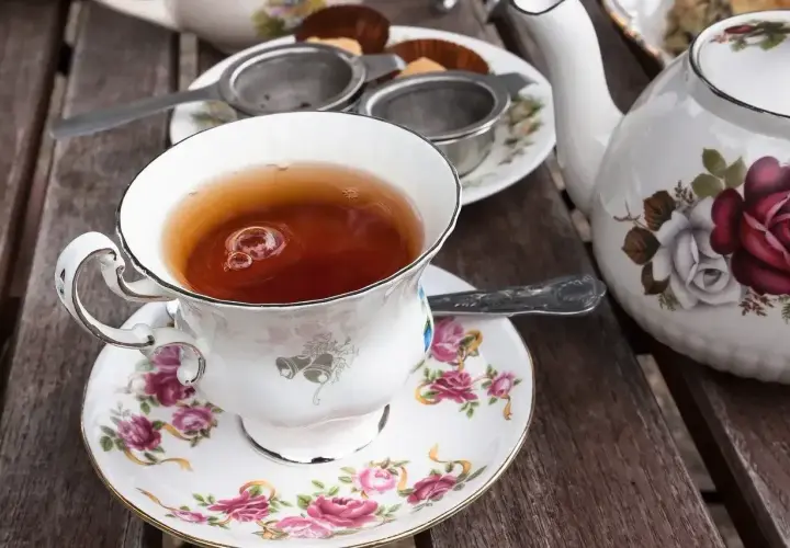 Elegancka filiżanka z parującą czarną herbatą, idealna do delektowania się chwilą. Dowiedz się, ile parzyć czarną herbatę, by uzyskać najlepszy smak.