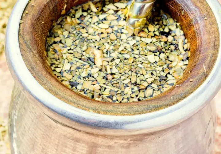 Naczynie z yerba mate, gotowe do picia. Zastanawiasz się, ile yerby dziennie jest dla Ciebie najlepsze?