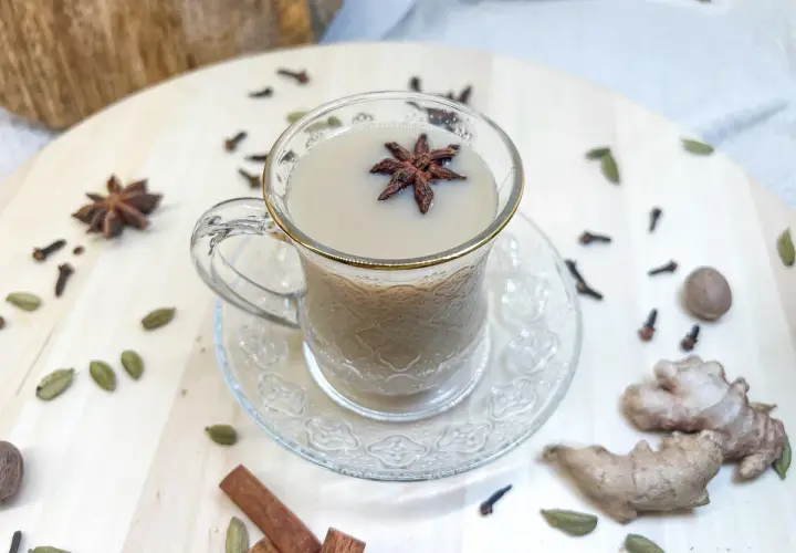 Aromatyczne chai, czyli co to jest? Gorący napój z mlekiem, imbirem, cynamonem i gwiazdką anyżu.