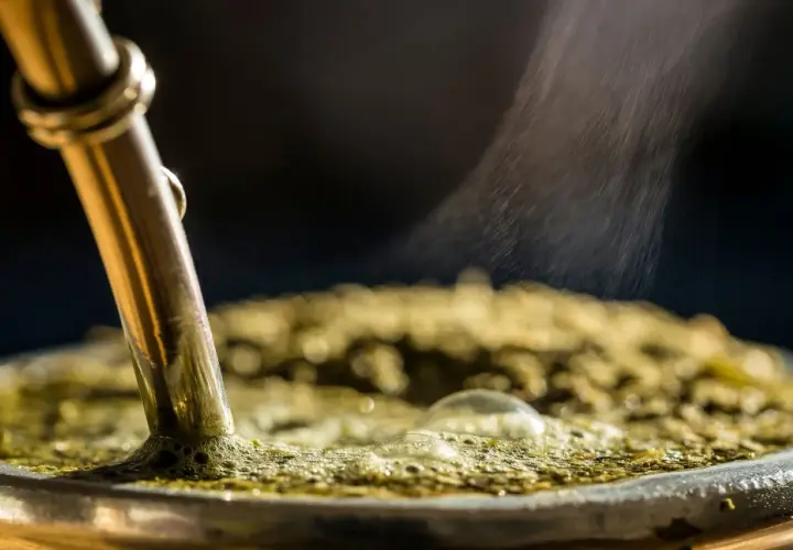 Gorąca yerba mate, z której unosi się para. Czy yerba jest rakotwórcza? Badania sugerują, że spożywanie bardzo gorących napojów może zwiększać ryzyko.