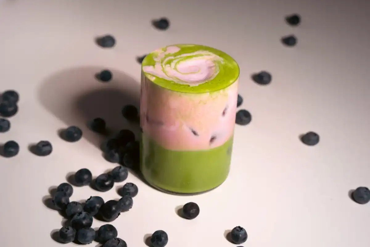 Dalgona matcha - przepis na puszystą piankę bez grudek