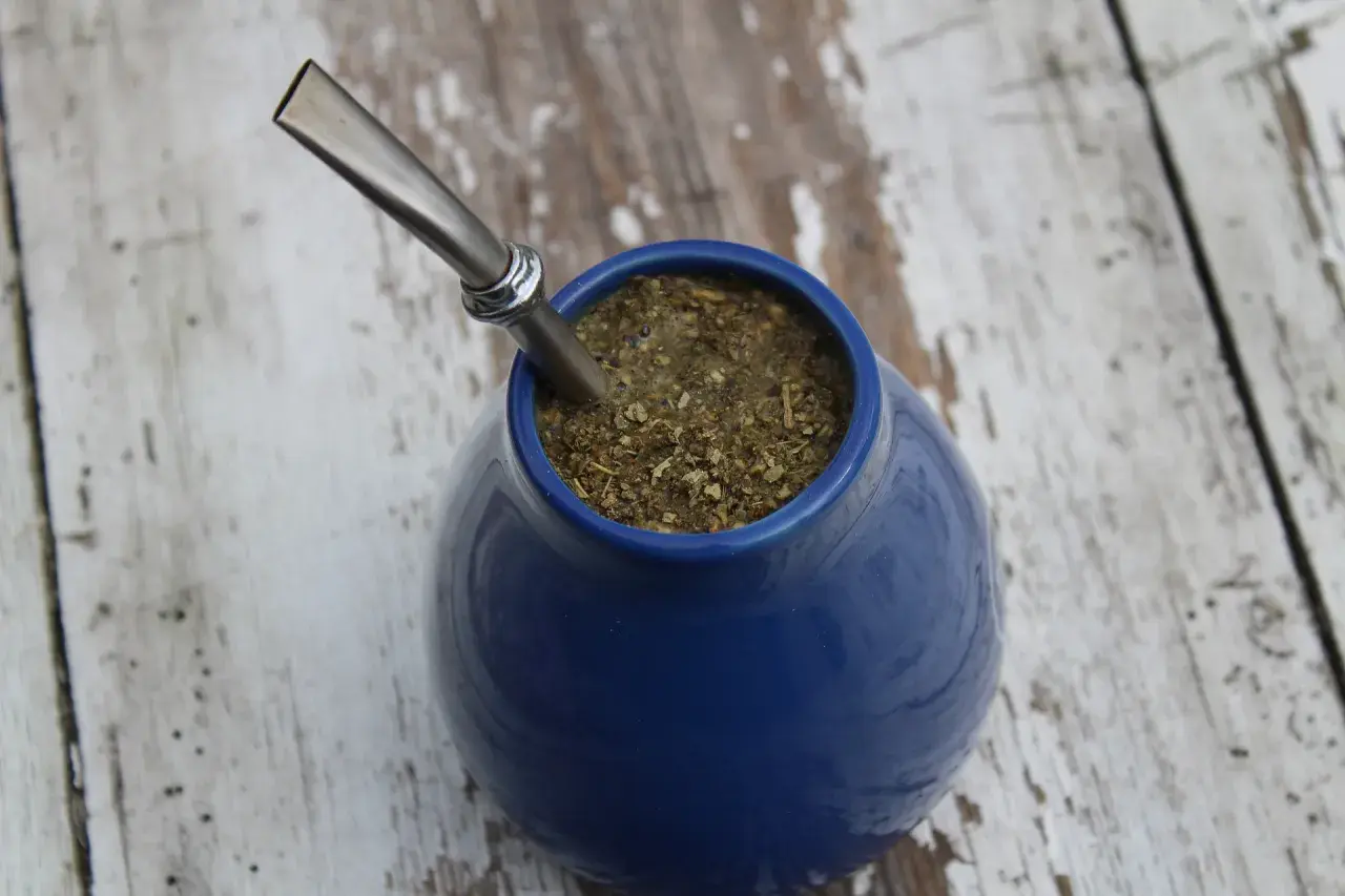 Niebieska tykwa z yerba mate i metalową bombillą. Idealna na początek przygody z tym napojem.