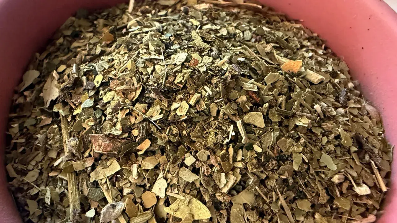 Suszone liście yerba mate w różowych naczyniu. Czy yerba odwadnia? To pytanie nurtuje wielu miłośników tego napoju.