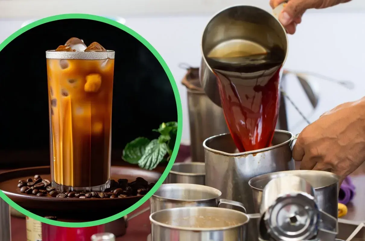 Lodowata herbata z mlekiem, znana jako teh tarik, jest przygotowywana przez nalewanie gorącego naparu do kubka.