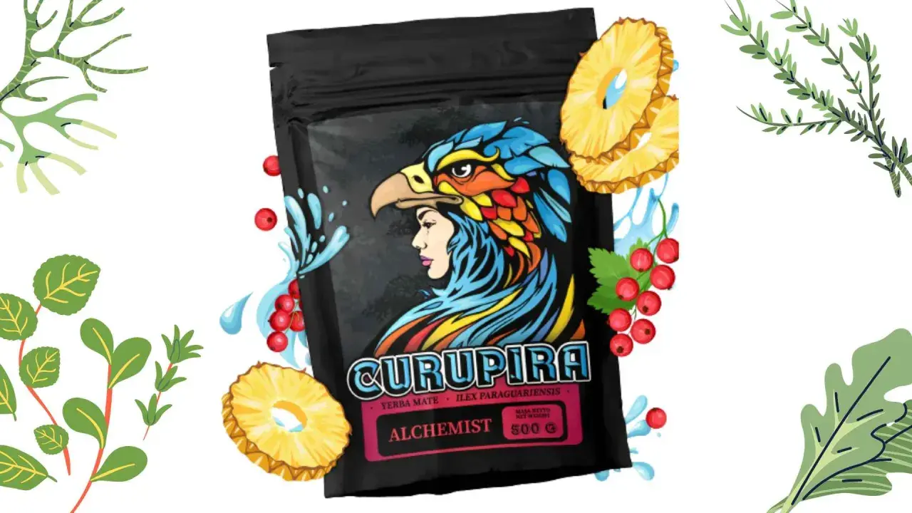 Opakowanie yerba mate Curupira Alchemist z wizerunkiem kobiety w pióropuszu orła, otoczone plasterkami ananasa i czerwonymi porzeczkami.