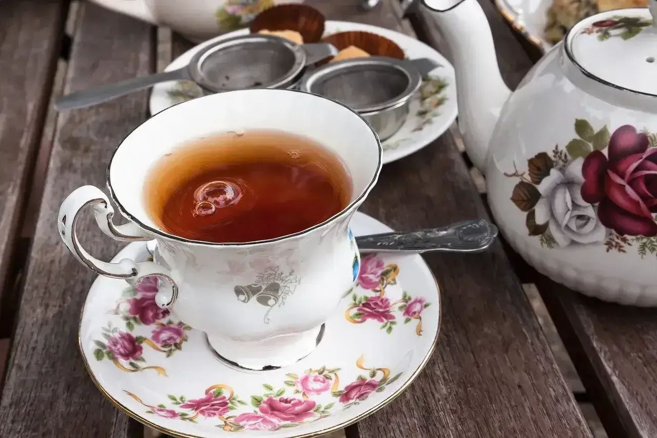 Elegancka filiżanka z parującą czarną herbatą, idealna do delektowania się chwilą. Dowiedz się, ile parzyć czarną herbatę, by uzyskać najlepszy smak.