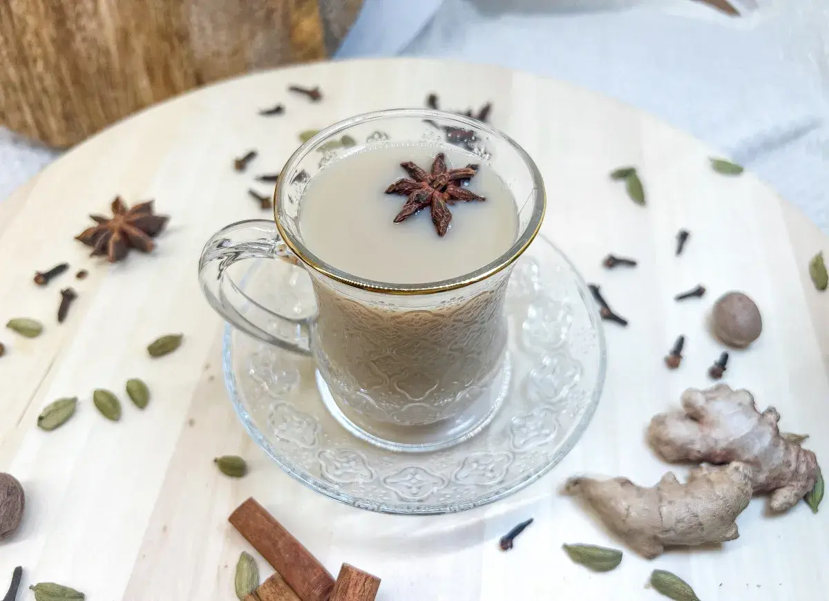 Aromatyczne chai, czyli co to jest? Gorący napój z mlekiem, imbirem, cynamonem i gwiazdką anyżu.