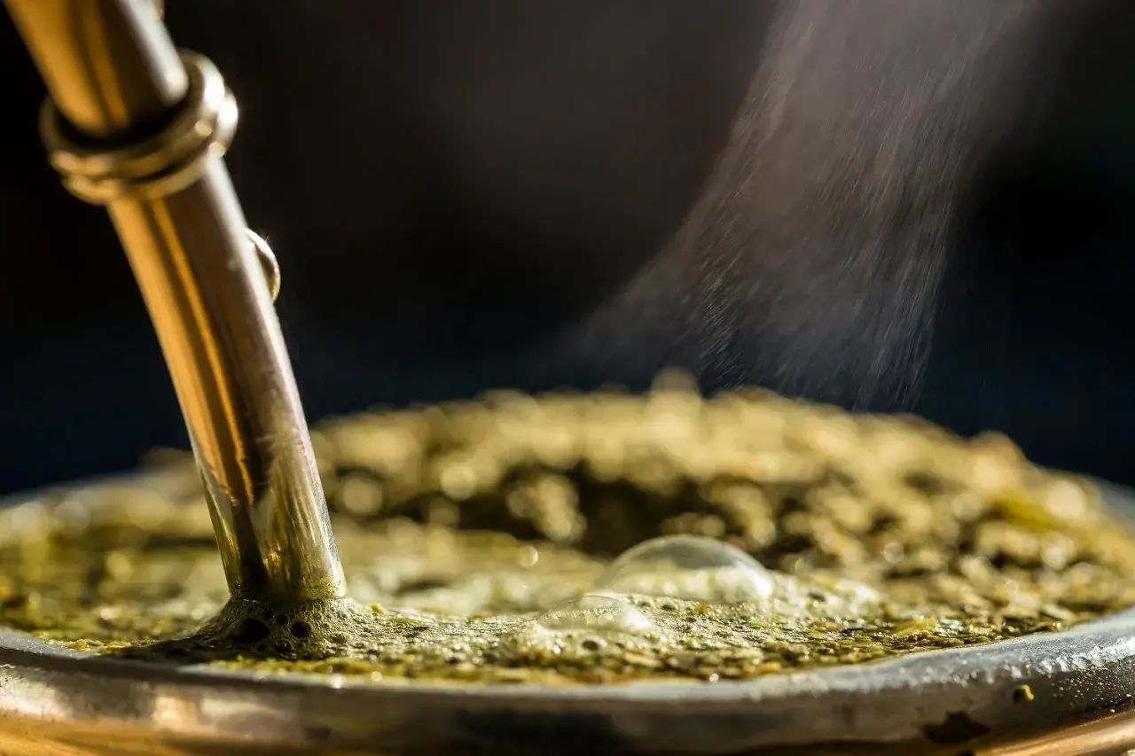 Gorąca yerba mate, z której unosi się para. Czy yerba jest rakotwórcza? Badania sugerują, że spożywanie bardzo gorących napojów może zwiększać ryzyko.