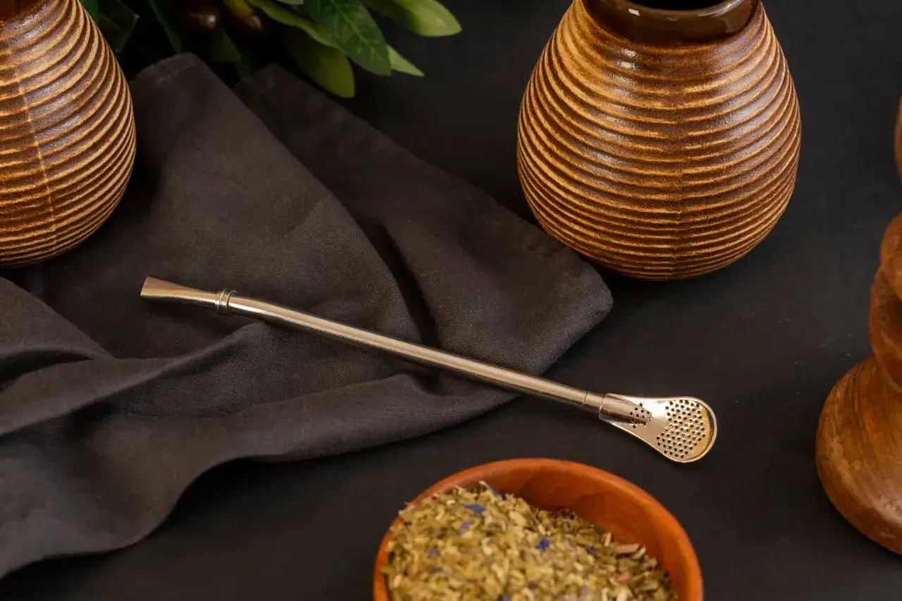 Naczynia do yerba mate i bombilla. Poznaj, jak smakuje tykwa, przygotowując napar z suszu.