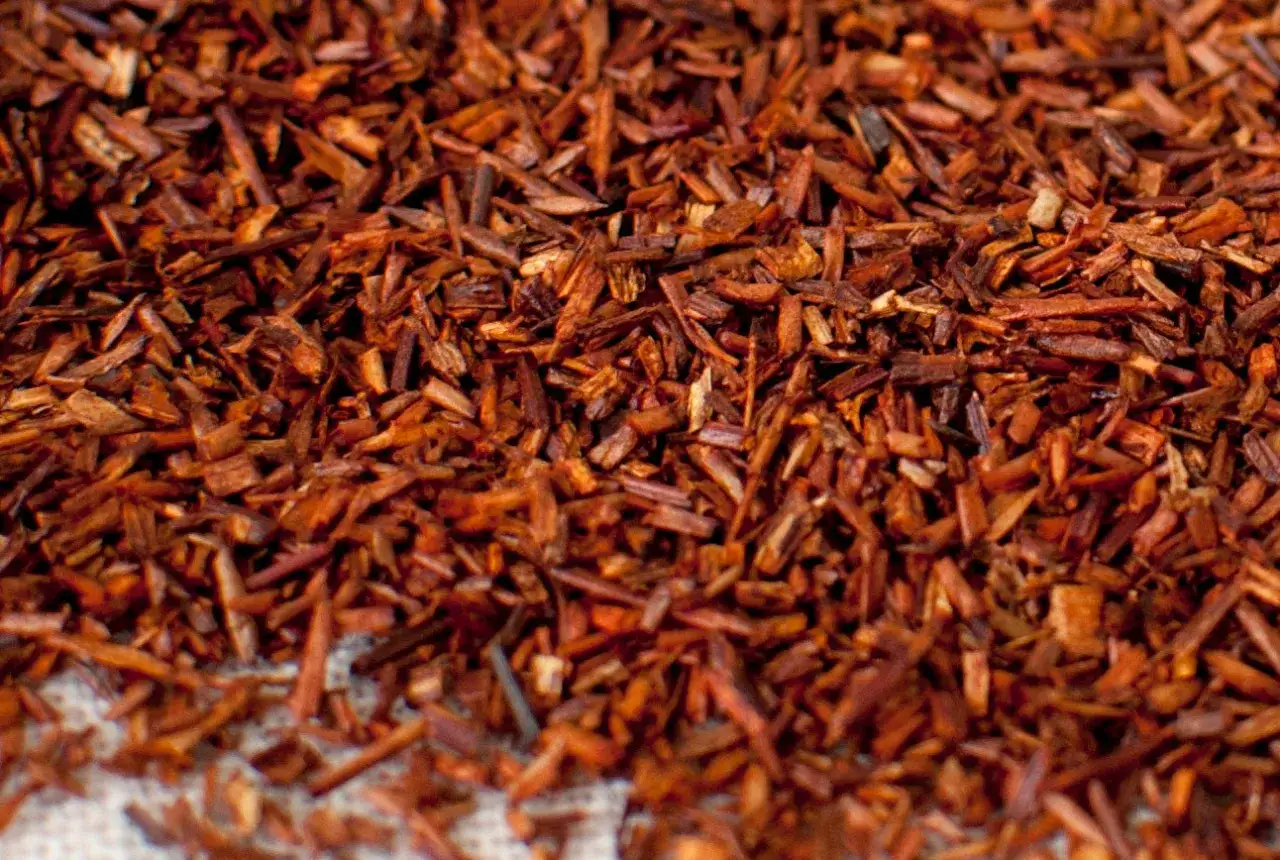 Suszone igiełki rooibos, naturalnie bez kofeiny, tworzą bogactwo brązowych odcieni.