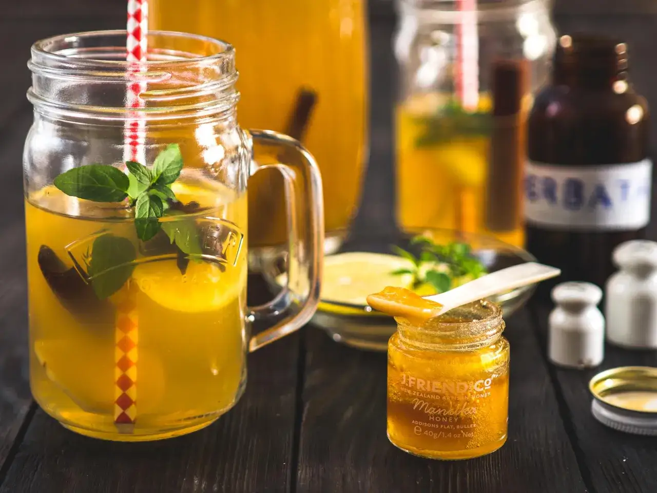 Orzeźwiająca yerba mate na czczo z cytryną i miętą, doprawiona miodem manuka. Idealny początek dnia.