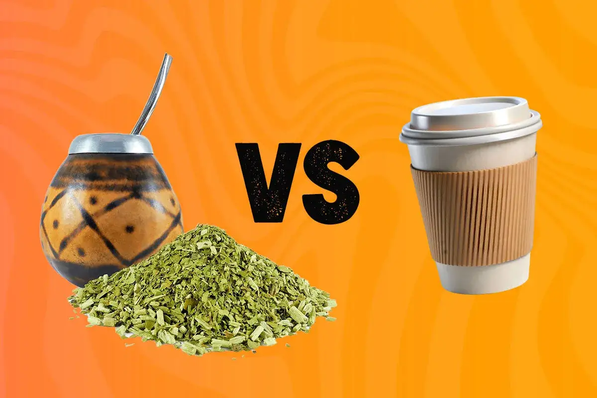 Tradycyjny naczynie do yerba mate i stos suszu obok kubka kawy. Wybierz yerba mate zamiast kawy dla zdrowia i energii.