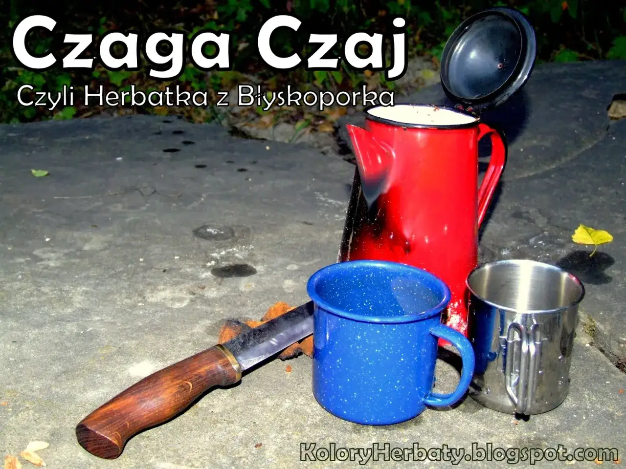 Czaga jak parzyć: czerwony czajnik, niebieski kubek i metalowy kubek na kamiennym podłożu.