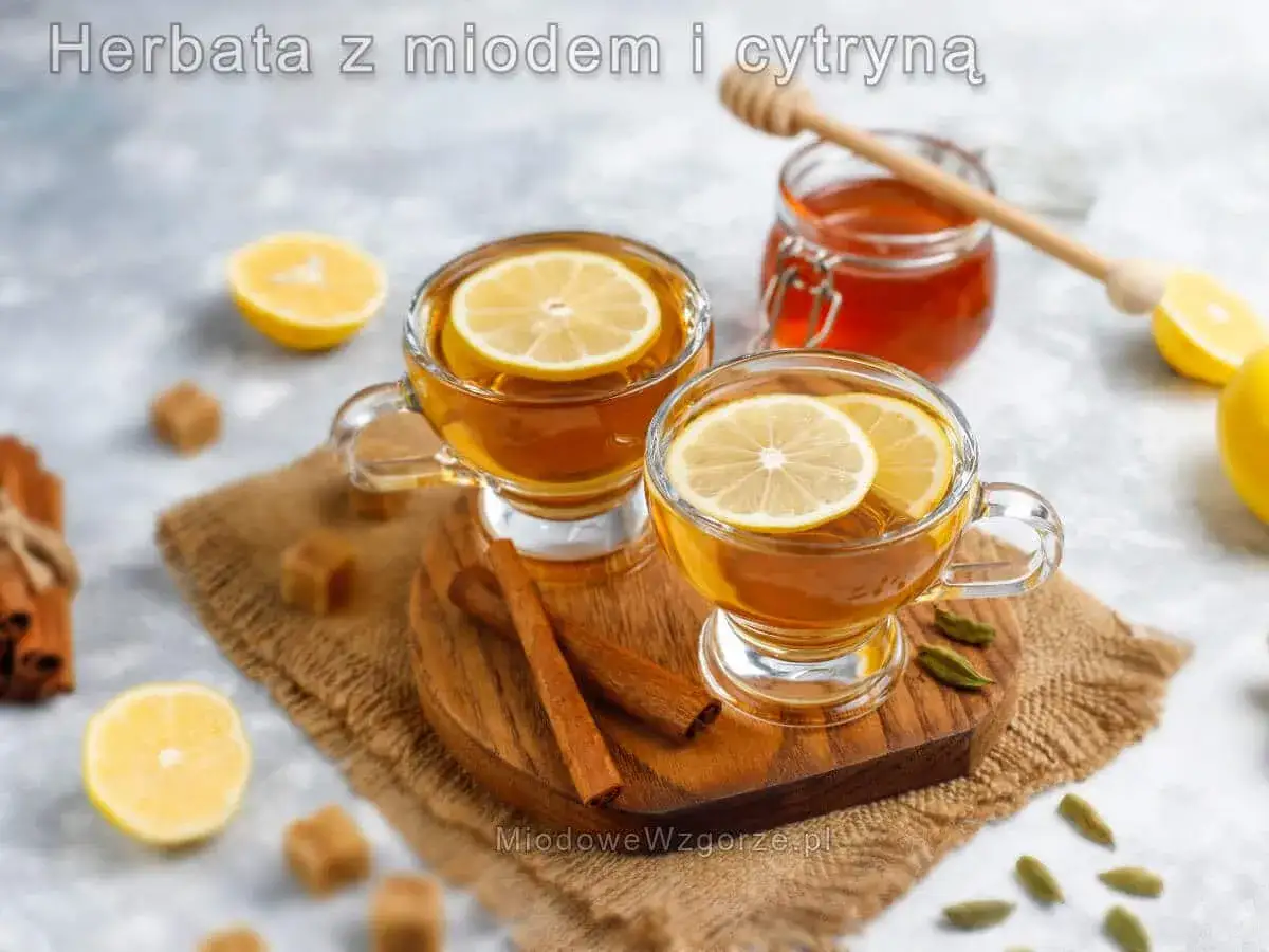 Dwie herbaty z cytryną i miodem, idealne na chłodne dni. Zastanawiasz się, ile miodu do herbaty? Tutaj widać, że dodano go sporo!
