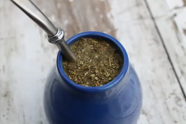 Niebieskie naczynie z yerba mate i metalową bombillą. Napar może być pomocny w kontroli cukrzycy.