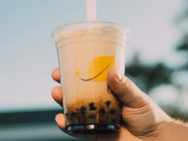 Pyszne bubble tea w domu, z bąbelkami i słodkim smakiem. Idealne na relaks.