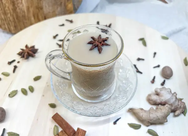 Aromatyczne chai, czyli co to jest? Gorący napój z mlekiem, imbirem, cynamonem i gwiazdką anyżu.