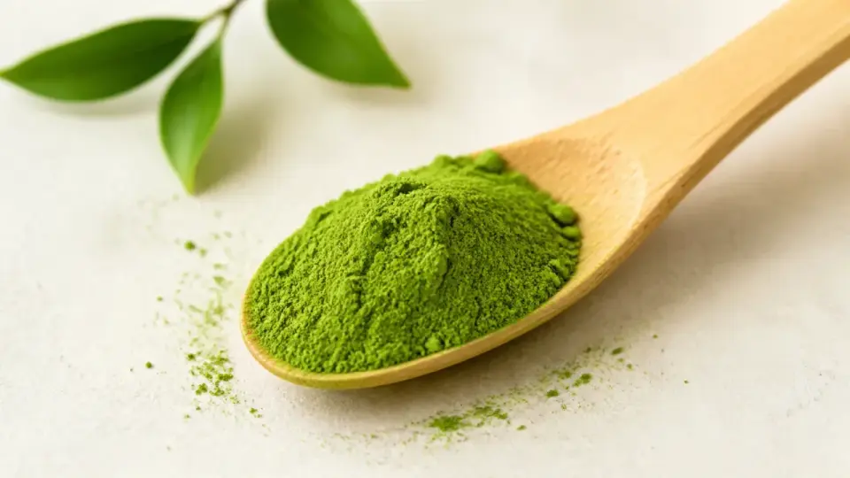 Czy matcha pobudza? Kofeina, działanie i właściwa porcja